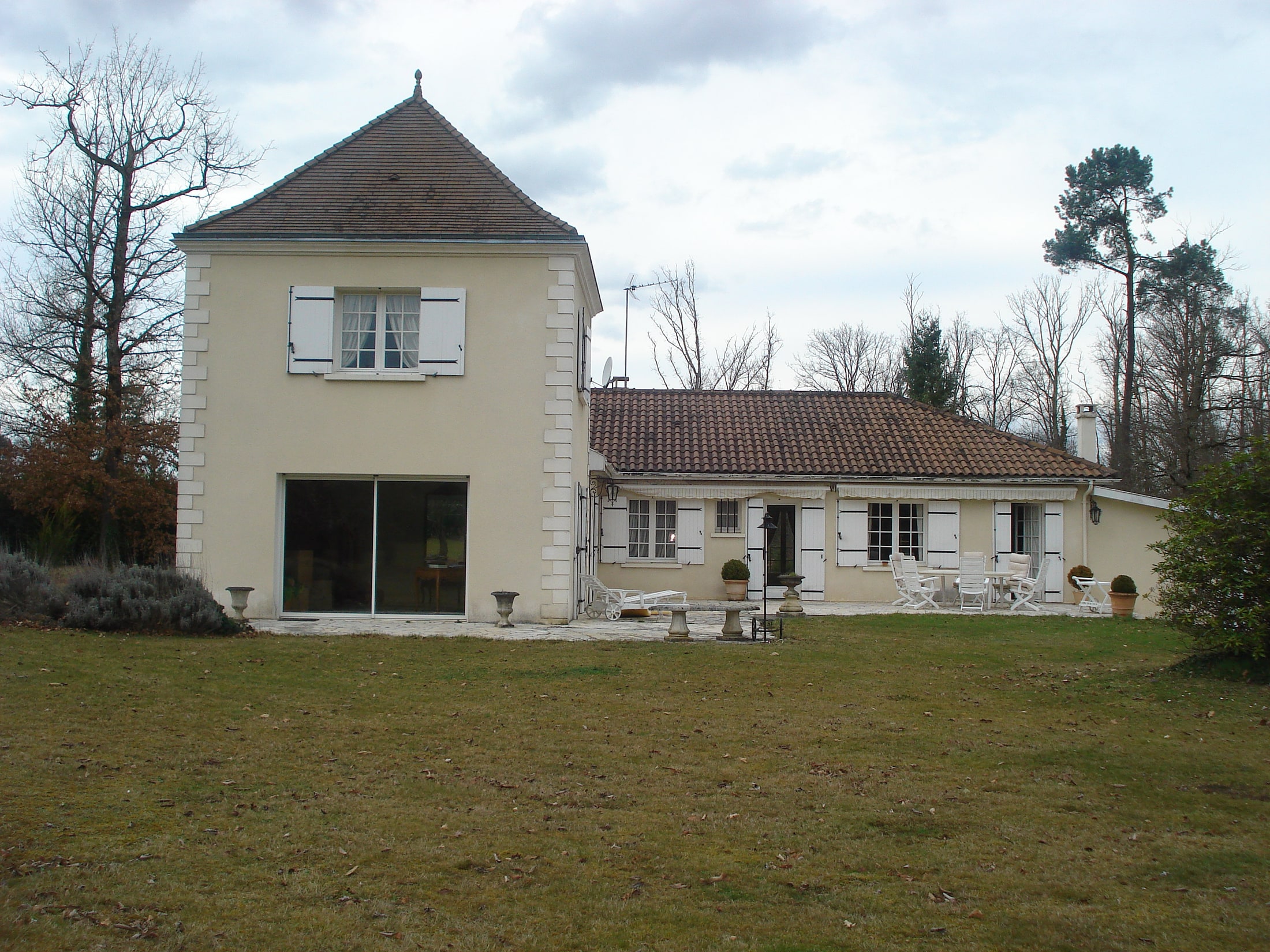 RARE PROPRIÉTÉ DE CARACTERE AVEC PARC ARBORÉ ET TERRAIN CONSTRUCTIBLE JUSQU’A 10 LOTS AU PORTE DE PERIGUEUX