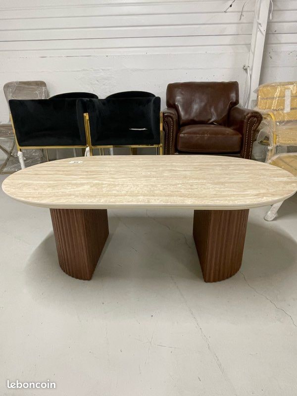 Table basse effet travertin avec pieds cannelés effet noyer